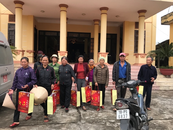 Niềm vui của bà con nghèo xã Giao Yến (Giao Thủy, Nam Định) khi nhận quà Tết.